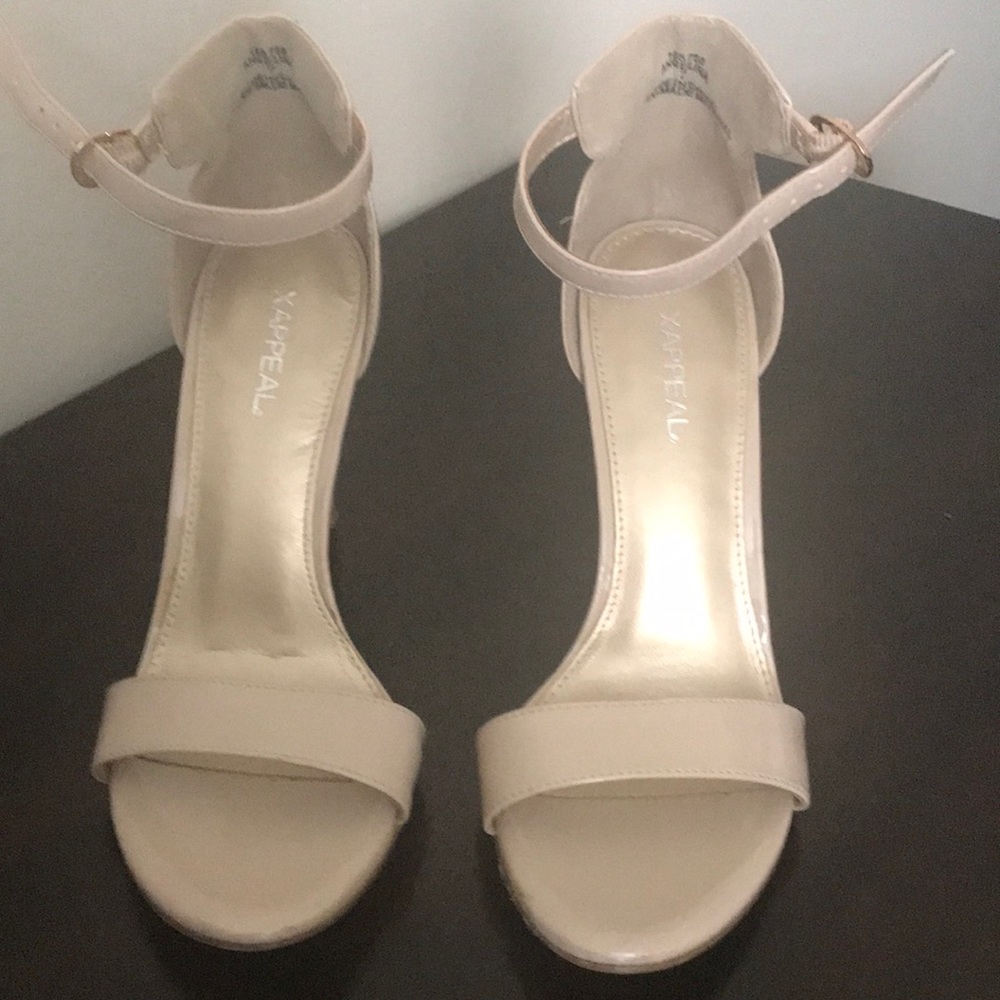 Peep toes shoes